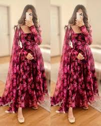 गर्मी के मौसम में फ्लोरल प्रिंट का अनारकली सूट दिखता है सबसे खूबसूरत 