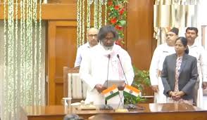 तीसरी बार झारखंड के CM बने हेमंत सोरेन, राज्यपाल ने दिलाई शपथ