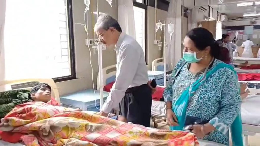 फूड प्वाइजनिंग का शिकार हुए 37 बच्चे:इलाज के लिए मेडिकल कॉलेज, महारानी अस्पताल में हुए भर्ती