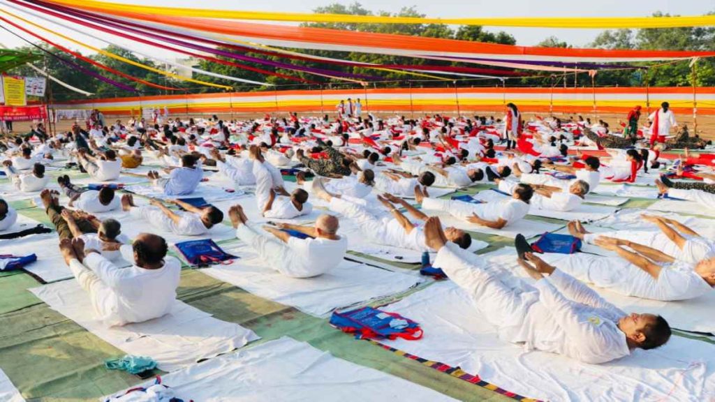 भारतीय योग संस्थान में 1000 साधकों ने मिलकर बी टी आई ग्राउंड शंकर नगर में योग दिवस बड़े ही धूम धाम से उत्साह के साथ मनाया