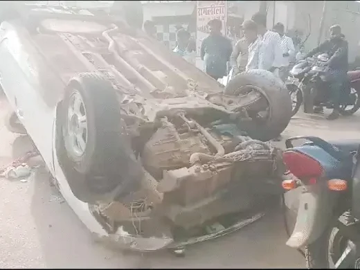 डिवाइडर से टकराकर हवा में उड़ी तेज रफ्तार कार, गंभीर हाल में रायपुर एम्स रेफर