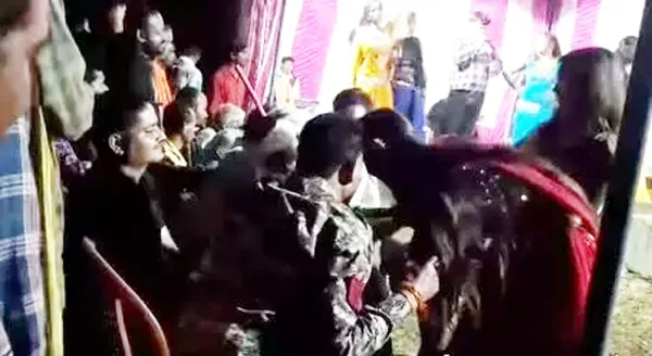 आर्केस्ट्रा में हेड कांस्टेबल ने महिला डांसर का हाथ पकड़ा, एसपी ने किया निलंबित…