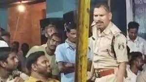 वर्दी पहने ASI ने लड़कियों संग लगाए ठुमके, एसपी ने कर दिया निलंबित