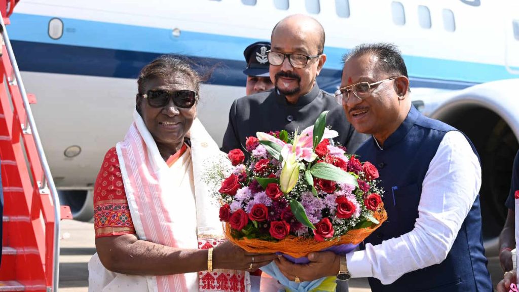राष्ट्रपति द्रौपदी मुर्मू पहुंची रायपुर, एयरपोर्ट पर राज्यपाल डेका और मुख्यमंत्री साय ने किया स्वागत