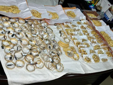 नया बस स्टैंड में चेकिंग के दौरान पकड़ा गया करोड़ों का सोना