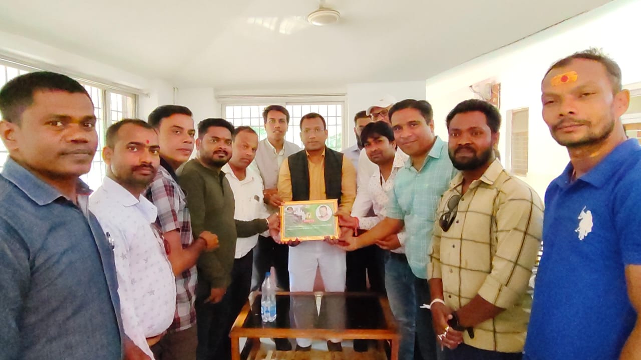 छत्तीसगढ़ मिडिया एसोसिएशन की जिला स्तरीय बैठक प्रदेश पदाधिकारियों की उपस्थिति में विश्राम गृह छुरा में हुआ सम्पन्न